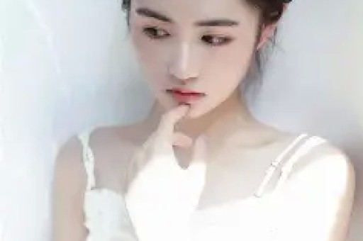 娱乐圈四大劲爆新闻：关晓彤海边热吻、黄晓明独处3小时、黄子韬海外生子赵丽颖错失大奖引热议