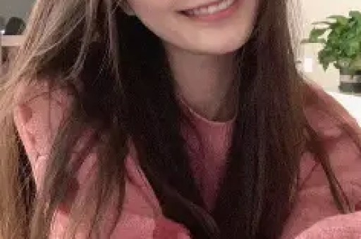 刚分手一周！八卦媒体爆料：维尼修斯在私人场所与数位女性聚会